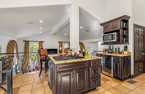 Los Angeles House | Hillside Retreat Near Universal Studios & Hollywood Sign