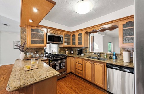 Silver Lake House | Hilltop 3BR - Park2Cars, Pets OK, W/D + Office Den