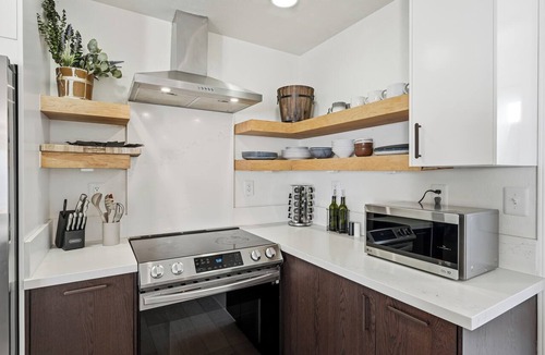 Coarsegold House | Hilltop Foothill Retreat & Airstream with Jacuzzi