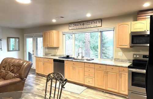 Jacksonville House | Hilltop Hideaway~Brand New~5 min to Downtown~BBQ~Firepit~Amazing Views