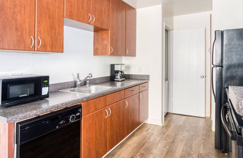 Shoreline West Apartment | Hip Mountain View 1BR w/ Pool, Gym & W/D, near FB & Google, by Blueground