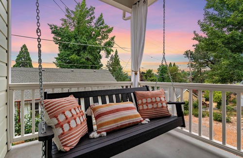 Grass Valley House | Historic Gold Rush Cottage - Amazing Porch, Patio & Walk to Downtown