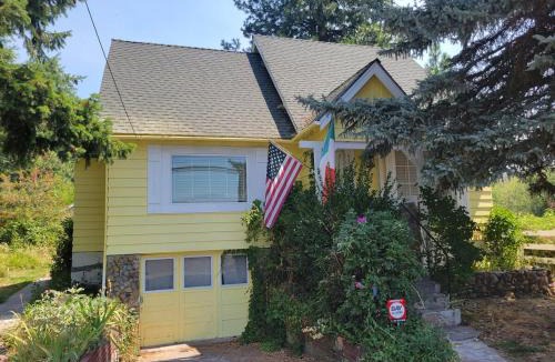 Mount Shasta House | Historic HM, Mountain Views, Hot Tub, Steam Room