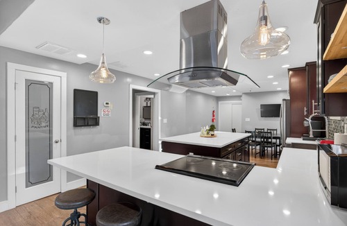 North Oak Park House | Historic Victorian Near UC Davis—Host Small Events