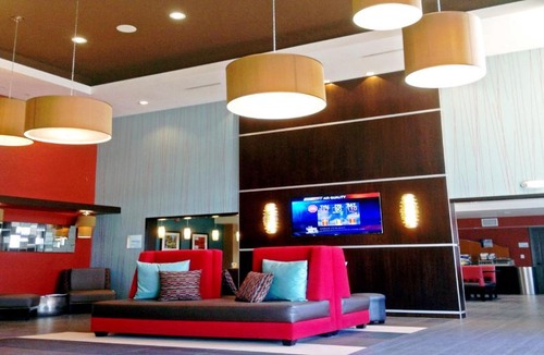 Pumpkin Center Hotel | Holiday Inn Express Bakersfield by IHG
