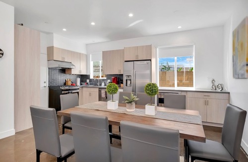 Hollywood House | ✩★ HOLLYWOOD 3B/2.5B CONDO W/BBQ & 3 parking in side property✩ ✩