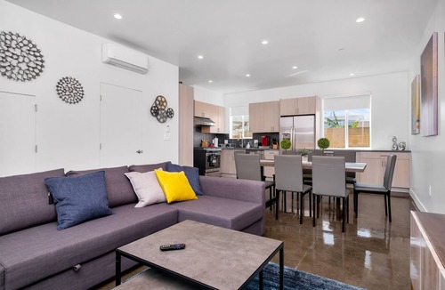 Hollywood House | ✩★ HOLLYWOOD 3B/2.5B CONDO W/BBQ & 3 parking in side property✩ ✩