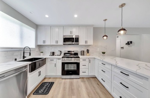 West Hills House | Home W/2 King Beds, Jacuzzi, EV ch. & Ping-pong!