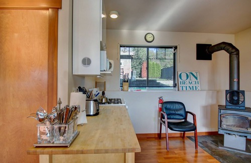 La Conner House | Hope Island Suite: Water-Mountain-Island view. Couples, Girls Getaway!