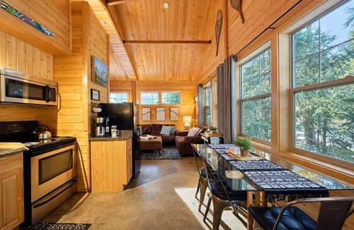 Leavenworth Cabin | Hot Tub | Firepit | BBQ | Community Beach | Dogs