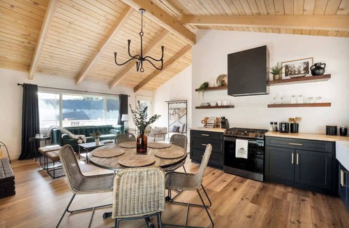 Running Springs Cabin | Hot Tub, Fireplace & Deck, KIng Beds Walkable to Town