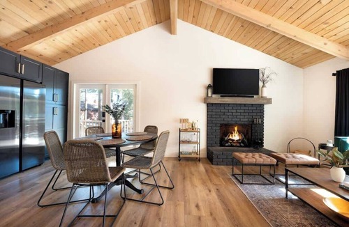 Running Springs Cabin | Hot Tub, Fireplace & Deck, KIng Beds Walkable to Town