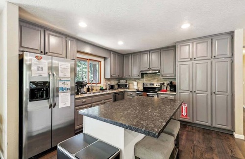 Tahoe Paradise Cabin | Hot Tub, Game Room, Dog Friendly, Fully Fenced