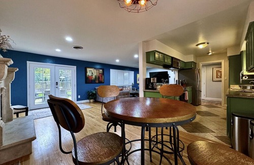 Little Pocket House | Hot Tub · Huge Fenced Yard · EV Charger · 10 Min to Downtown Sac