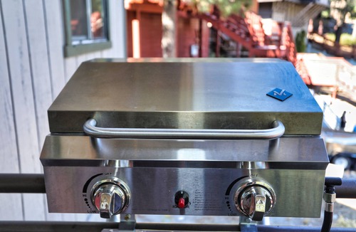 Tahoe Village Ski Chalet | HOT TUB KING BED SATELLITE INTERNET BBQ 2 KAYAKS AFFORDABLE CLEANING FEE.