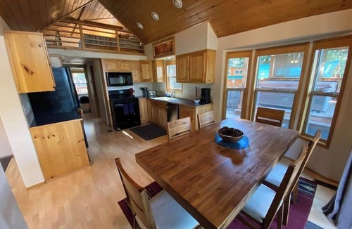 Ashland Cabin | Hot Tub! Quiet Comfy Cabin at Hyatt Lake 44