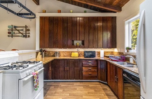 Guerneville House | Hot Tub Retreat Near Russian River BBQ Family Friendly