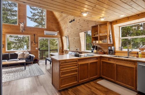 Hyak Cabin | Hot Tub & Sauna: Mountain Living at Hyak Cabin!