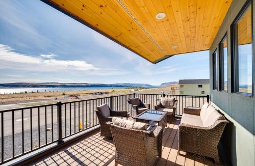 Sunland Estates House | Hot Tub & Water Views: Vantage Family Retreat