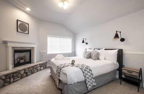 Oakhurst Bed & Breakfast | Hounds Tooth Inn