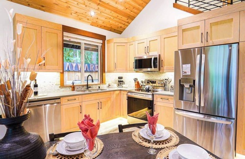 Warnick House | https:/www.airbnb.com/rooms/49924718?guests=1&adults=1&s=67&unique share id=6d6d5a4a-8a47-4aa0-acb9-f5c7f6b12fe0