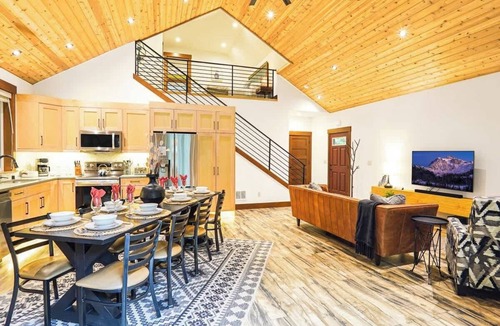 Warnick House | https:/www.airbnb.com/rooms/49924718?guests=1&adults=1&s=67&unique share id=6d6d5a4a-8a47-4aa0-acb9-f5c7f6b12fe0
