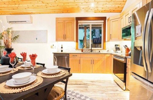 Warnick House | https:/www.airbnb.com/rooms/49924718?guests=1&adults=1&s=67&unique share id=6d6d5a4a-8a47-4aa0-acb9-f5c7f6b12fe0