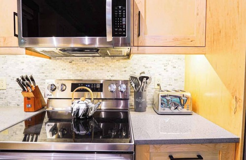 Warnick House | https:/www.airbnb.com/rooms/49924718?guests=1&adults=1&s=67&unique share id=6d6d5a4a-8a47-4aa0-acb9-f5c7f6b12fe0