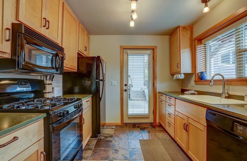Hood River Apartment | Hutson's Hideaway - Steps to Downtown, Views, Adorable Apartment, Cozy & Newer