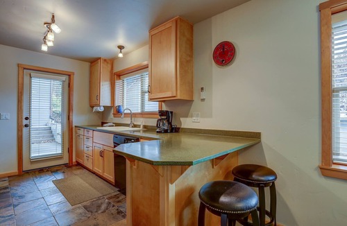 Hood River Apartment | Hutson's Hideaway - Steps to Downtown, Views, Adorable Apartment, Cozy & Newer