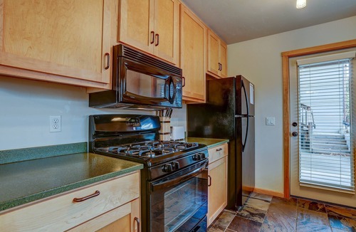 Hood River Apartment | Hutson's Hideaway - Steps to Downtown, Views, Adorable Apartment, Cozy & Newer