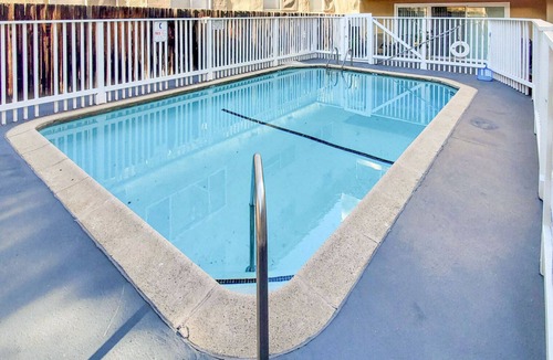 Beverly Hills Apartment | Ideal Beverly Hills 1BR, Pool, near Beverly Center, by Blueground