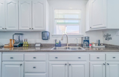 Compton House | Ideal LA Stay w/Parking - Comfortable & Private Space