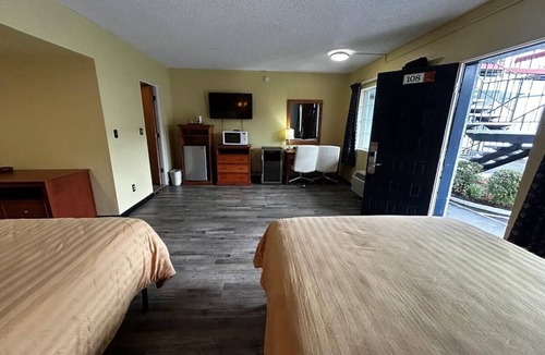 Longview Hotel | Ideal Longview Stay Near Shopping Centers + Easy Medical Center Access l 2 Rooms
