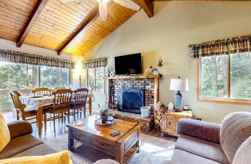 Crestline House | Idyllic Cabin in the Woods: Cozy Crestline Retreat