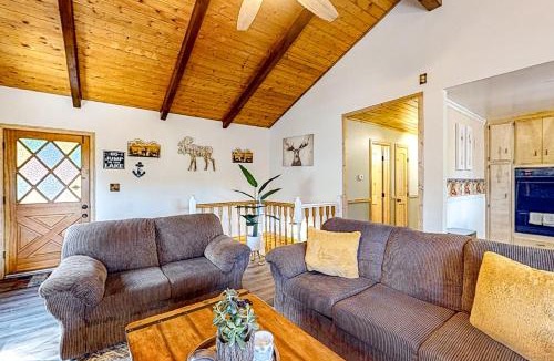 Crestline House | Idyllic Cabin in the Woods: Cozy Crestline Retreat