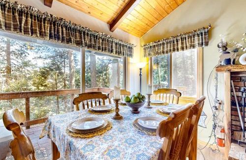 Crestline House | Idyllic Cabin in the Woods: Cozy Crestline Retreat