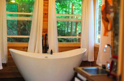 Snohomish Cabin | Idyllic Tree House Rental with a Cozy Fireplace in Snohomish, Washington