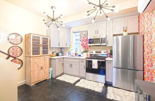 North Hills East House | II. Chic 4BR Home by Universal + Patio: Fifa SoFi