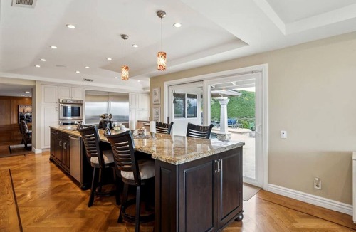 Thousand Oaks Cottage | Impressive Cottage with Swimming Pool in Thousand Oaks, California