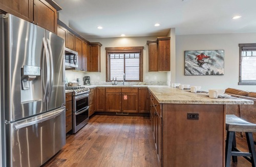 Mammoth Lakes House | "Inbounds"- 6BR @ Canyon Lodge | 2 Hot Tubs | 4 Kings | 4-Car Garage
