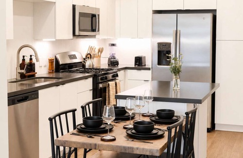 Lyon Street Apartment | Inspo Apartment 10 Min to Disneyland | Pool & Gym