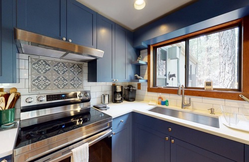 Black Butte Ranch House | Inviting & comfortable Black Butte home with hot tub, pool, tennis & basketball
