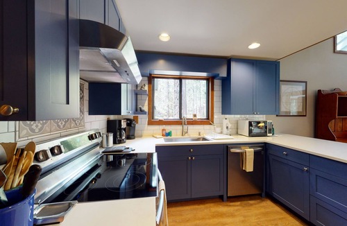 Black Butte Ranch House | Inviting & comfortable Black Butte home with hot tub, pool, tennis & basketball