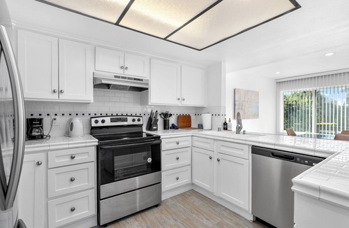 Marina Peninsula Apartment | Jasmin 2BR Pool Gym Hot Tub Venice Beach