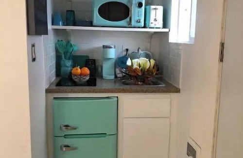 Oakland Apartment | Jewel-box Studio near Lake Merritt. Work station