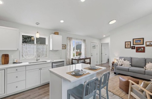 Carrolls House | "Kalama Calm" - new, tranquil 2-bedroom house in vibrant Kalama, Washington