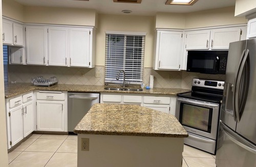 Raisin House | King bed in gated community very next to Woodward Park. Waking, dinning & shops