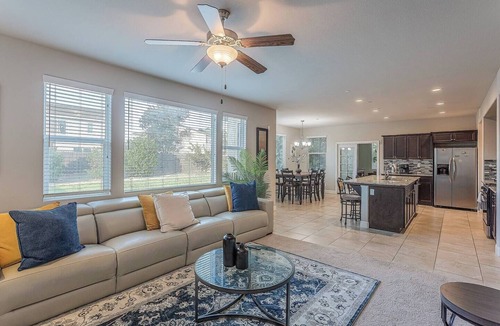 Visalia House | King Bed Keyless Entry Workspace Fast WiFi Chef's Kitchen Central Loc.