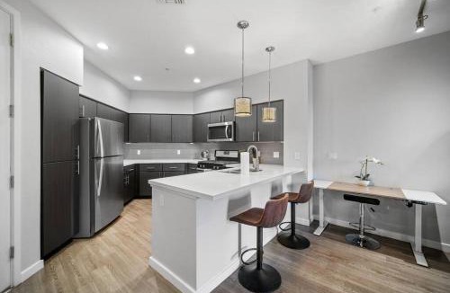 Redwood City Apartment | KING BED - Luxury 1 Bed 1 Bath By Stanford, SFO & Tech Giants in Menlo Park, CA